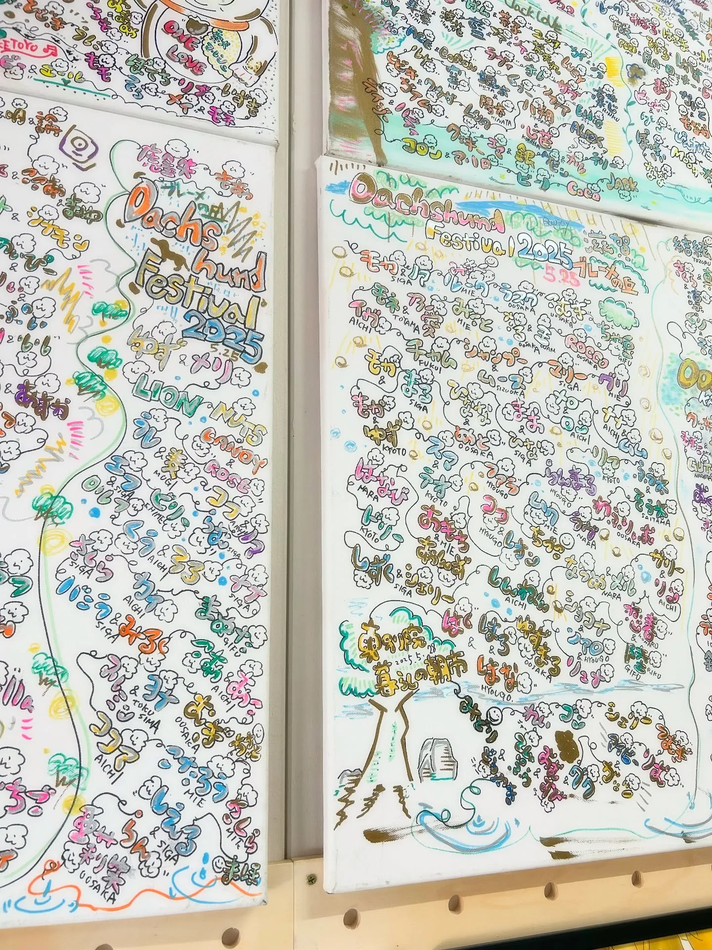 一緒に旅していたお名前わんこアートをお店の方に飾りました。