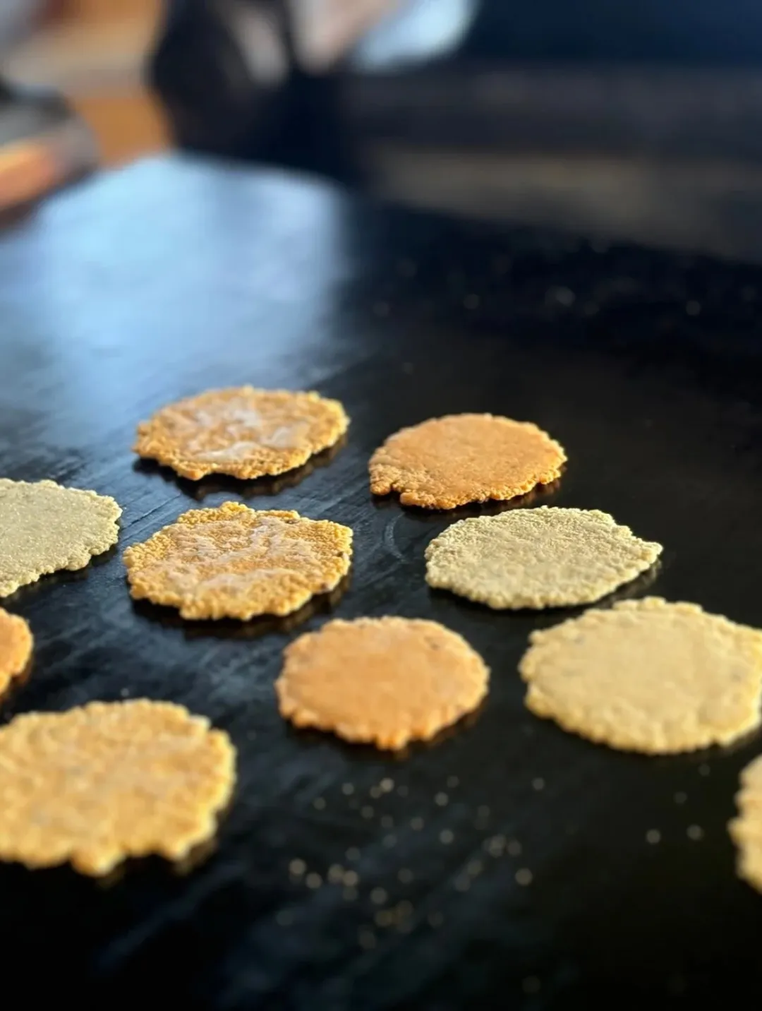 お名前アートして、整体して、おせんべいも作る。